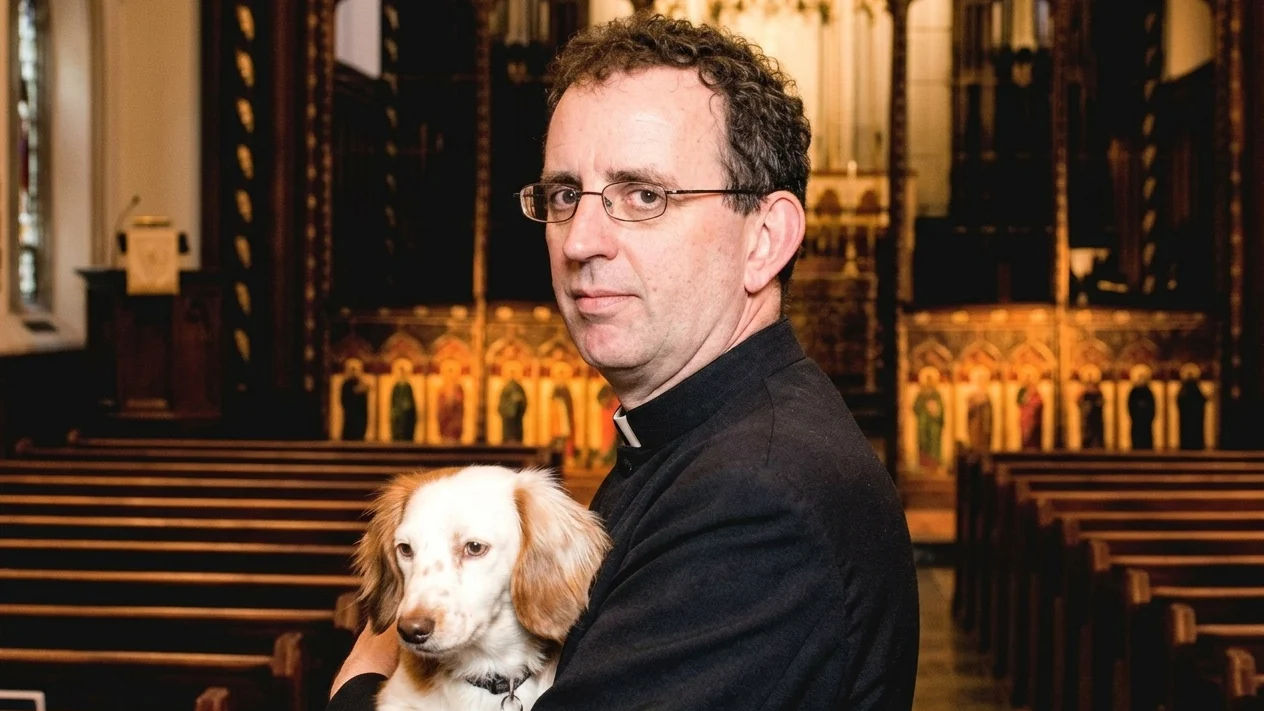 Reverendul Richard Coles a incalcat legea la inmormantari. Ce a ascuns în sicriele enoriasilor