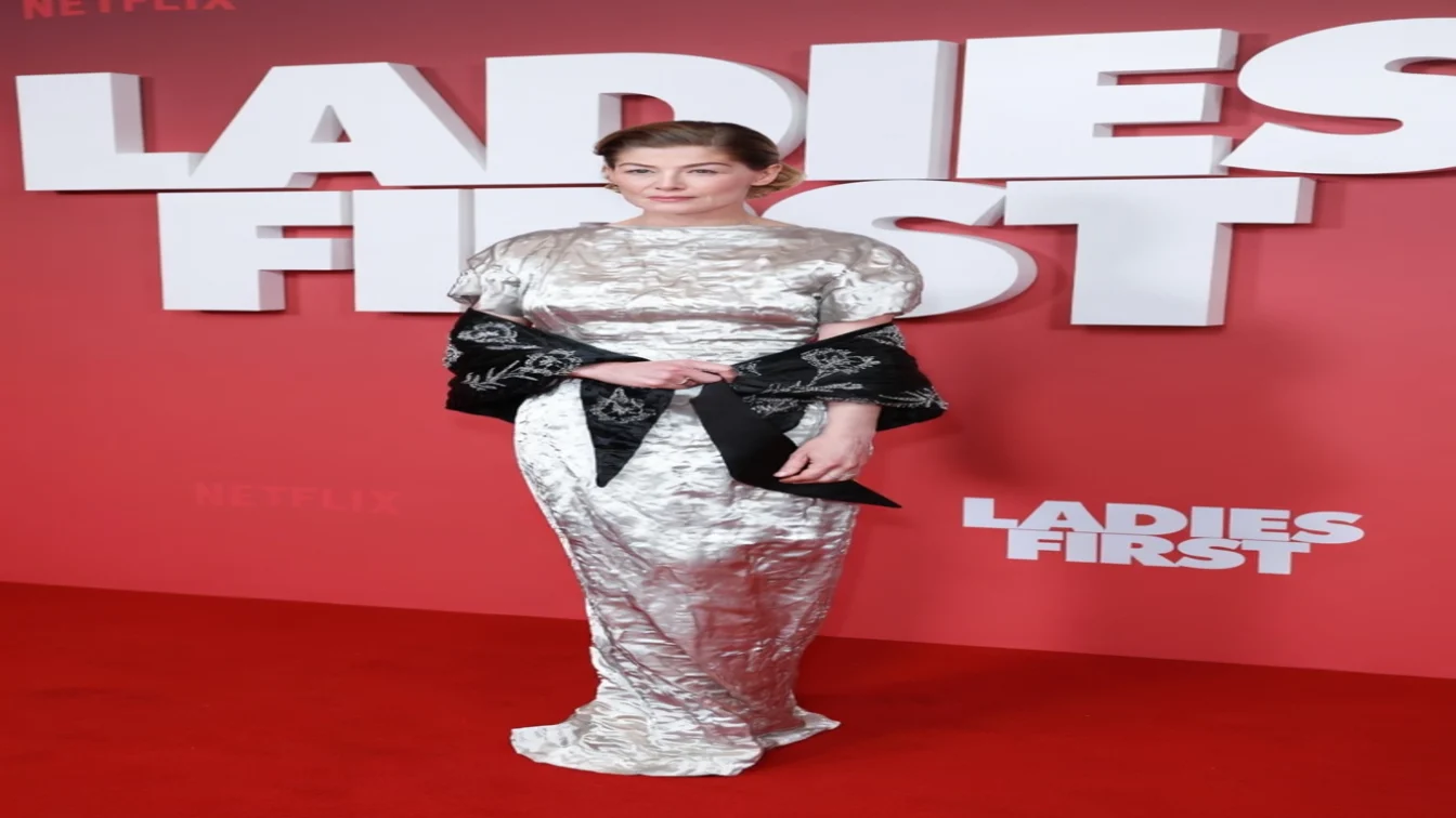 Rosamund Pike straluceste în Prada la Londra. Actrita alege o rochie argintie pentru Ladies First
