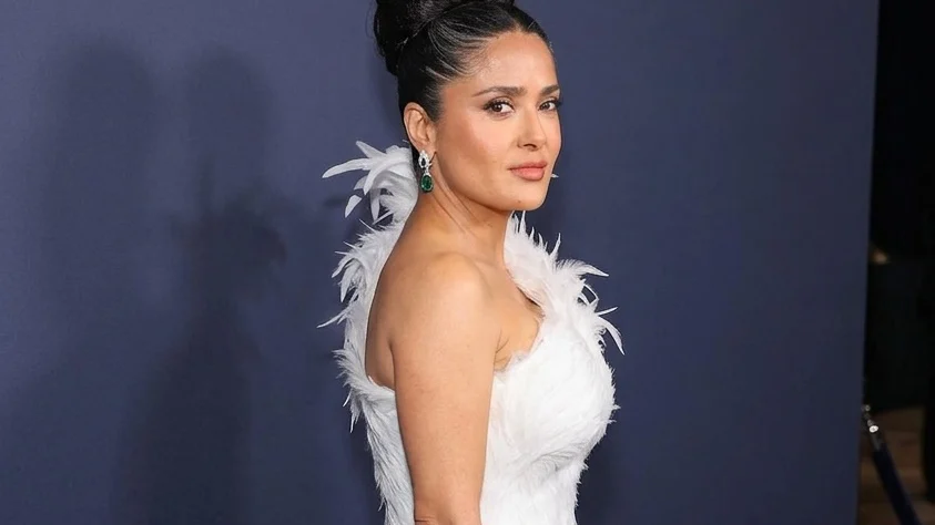 Salma Hayek poarta rochie Gucci cu pene la Cannes. Demi Moore gafeaza la accesorii