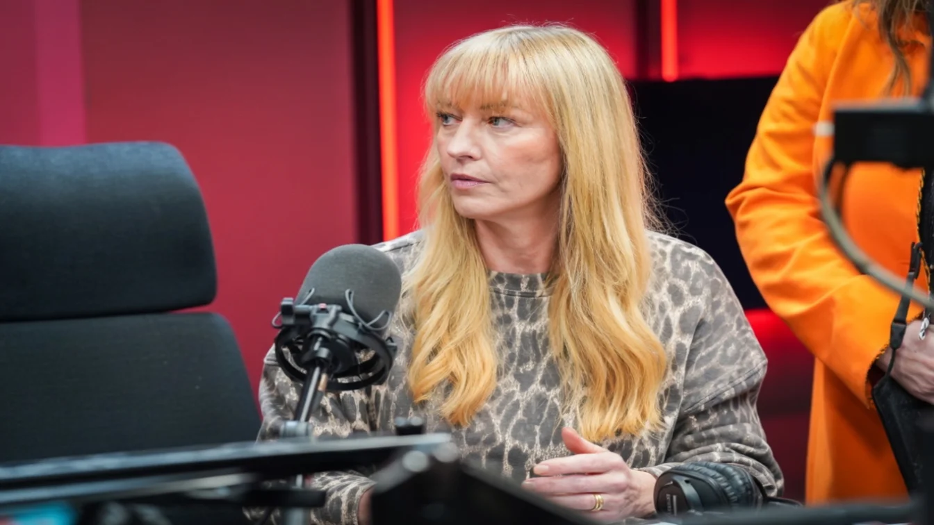 Sara Cox il inlocuieste pe Scott Mills la BBC Radio 2. Cum a ascuns vedeta de 51 de ani noul job