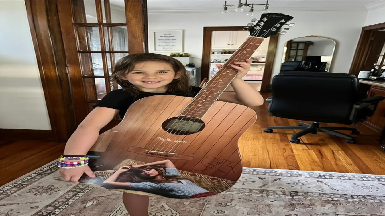 Taylor Swift trimite chitara semnata unei fetițe de 8 ani. Artista pregateste nunta cu Travis Kelce