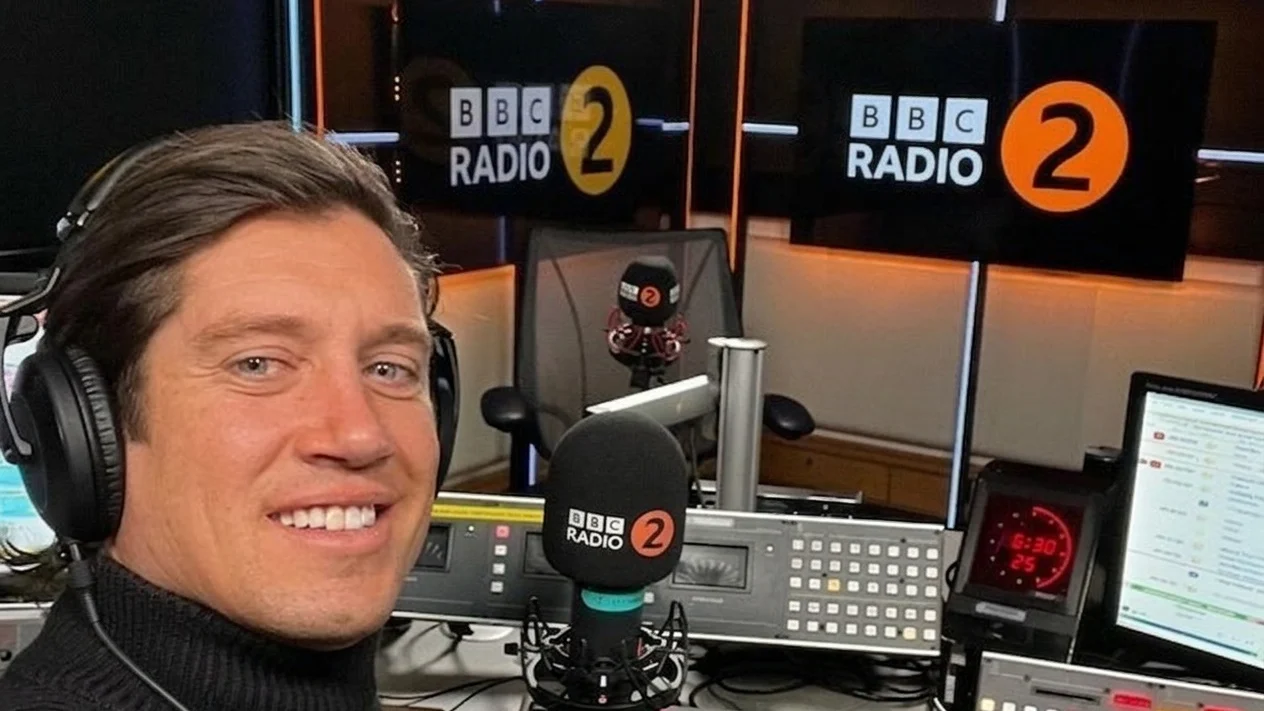 Vernon Kay face o gafa in direct la BBC Radio 2. Prezentatorul castiga 390.000 de lire pe an