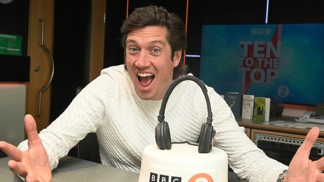 Vernon Kay isi cere scuze în direct la BBC Radio 2. Prezentatorul a vorbit trei minute fara oprire