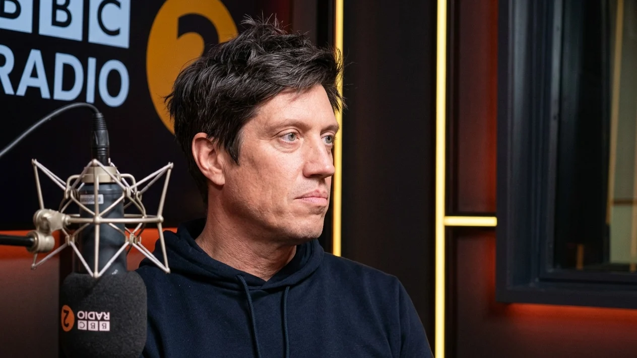 Vernon Kay critica în direct noile studiouri BBC Radio 2. Prezentatorul se plange de frig și zgomot