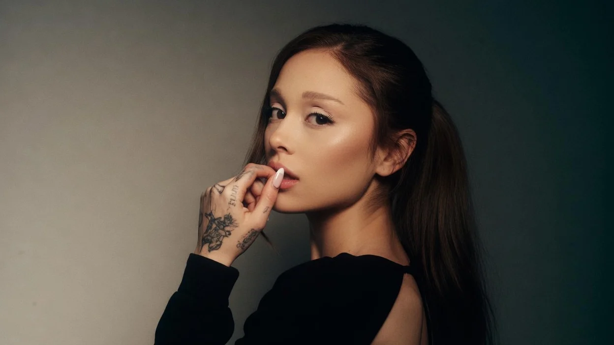 Ariana Grande lanseaza clip cu Justin Long. Noul album Petal apare pe 31 iulie