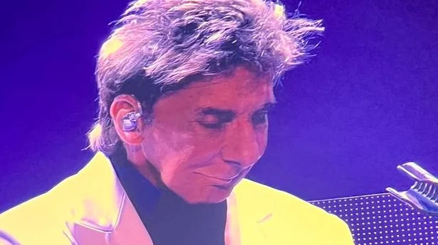 Barry Manilow revine pe scena la 82 de ani dupa cancer. A cantat în față fanilor la Glasgow