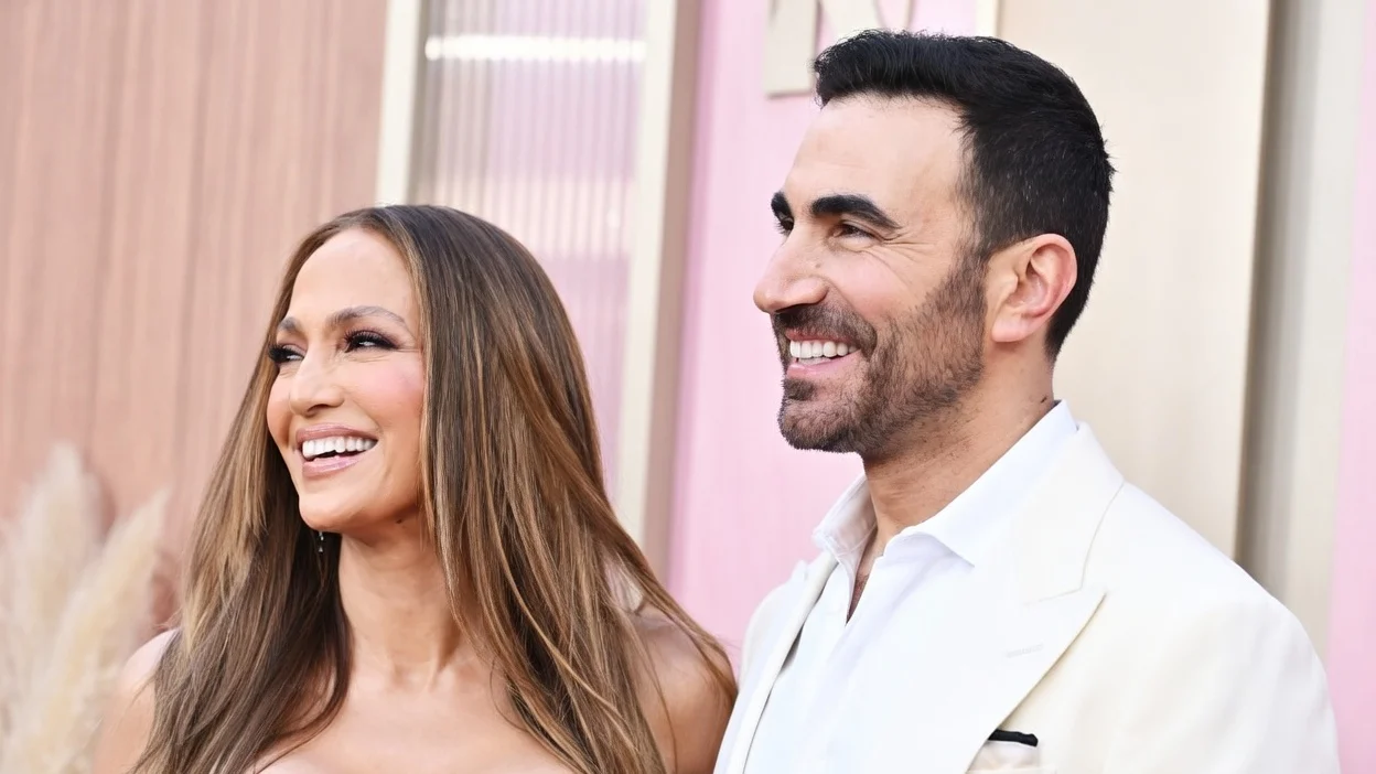 Brett Goldstein neaga relatia cu Jennifer Lopez. Ce spune actorul despre viata sa amoroasa