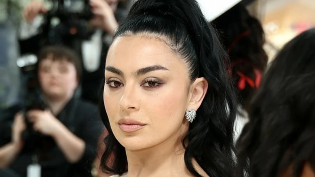 Charli XCX doneaza 50% din profitul turneului american. Bilete incepand de la 14 lire sterline