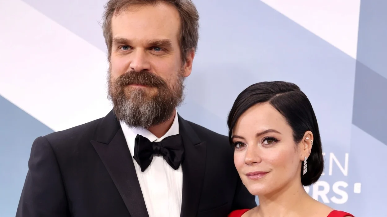 David Harbour reactioneaza la albumul lui Lily Allen despre divort. Actorul neaga infidelitatea