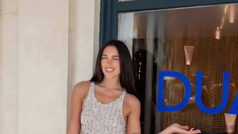 Dua Lipa poarta Isabel Marant inainte de nunta. Cum arata tinuta din Paris cu accesorii rosii
