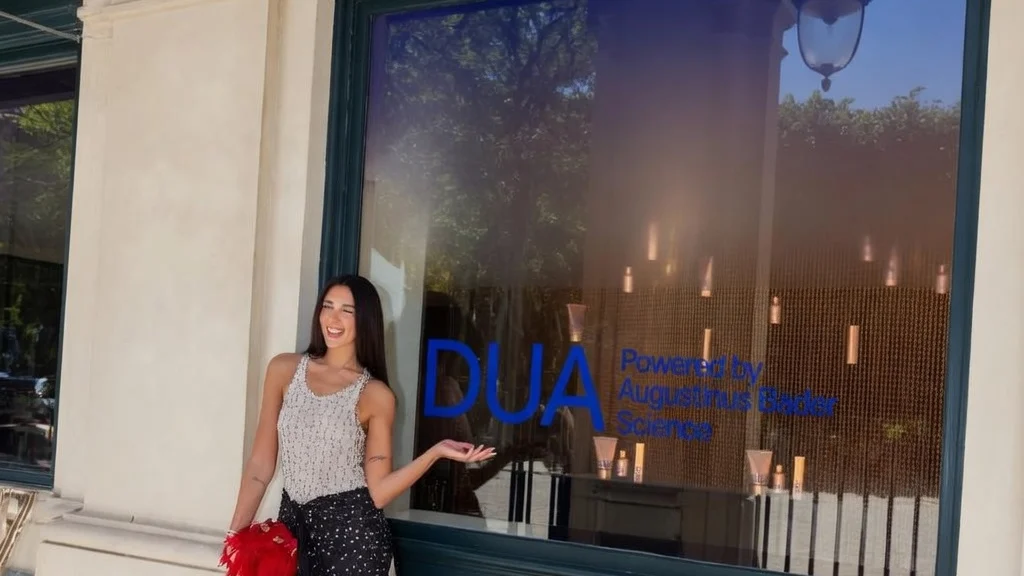 Dua Lipa poarta Isabel Marant inainte de nunta. Cum arata tinuta din Paris cu accesorii rosii - imagine 1