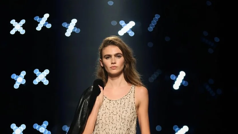 Dua Lipa poarta Isabel Marant inainte de nunta. Cum arata tinuta din Paris cu accesorii rosii - imagine 2