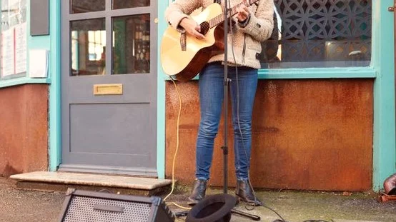 Ed Sheeran a cantat pe strada la Universitatea din Suffolk. Artistul a lansat noul album Play