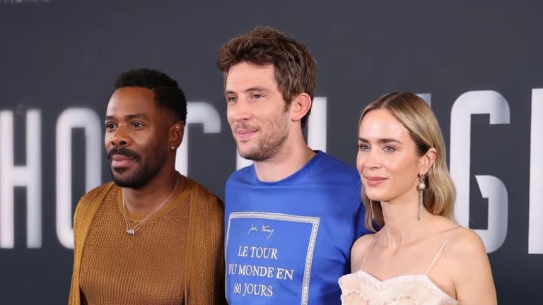 Emily Blunt criticata pentru tinuta Victoria Beckham la Paris. Colman Domingo o eclipseaza