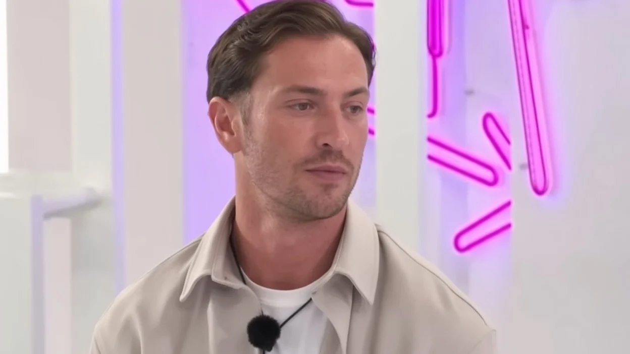 George Knight paraseste Love Island din motive familiale. Fanii au observat furia lui Robyn