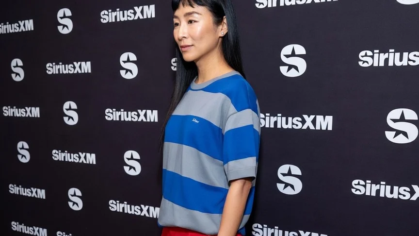 Greta Lee poarta costum barbatesc Dior la promovarea Toy Story 5. Fanii critica pantalonii uriasi