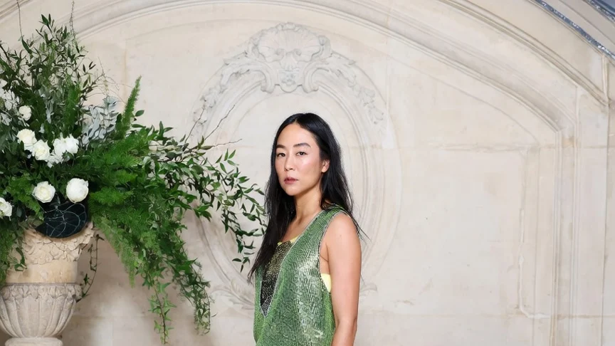 Greta Lee poarta costum barbatesc Dior la promovarea Toy Story 5. Fanii critica pantalonii uriasi - imagine 2