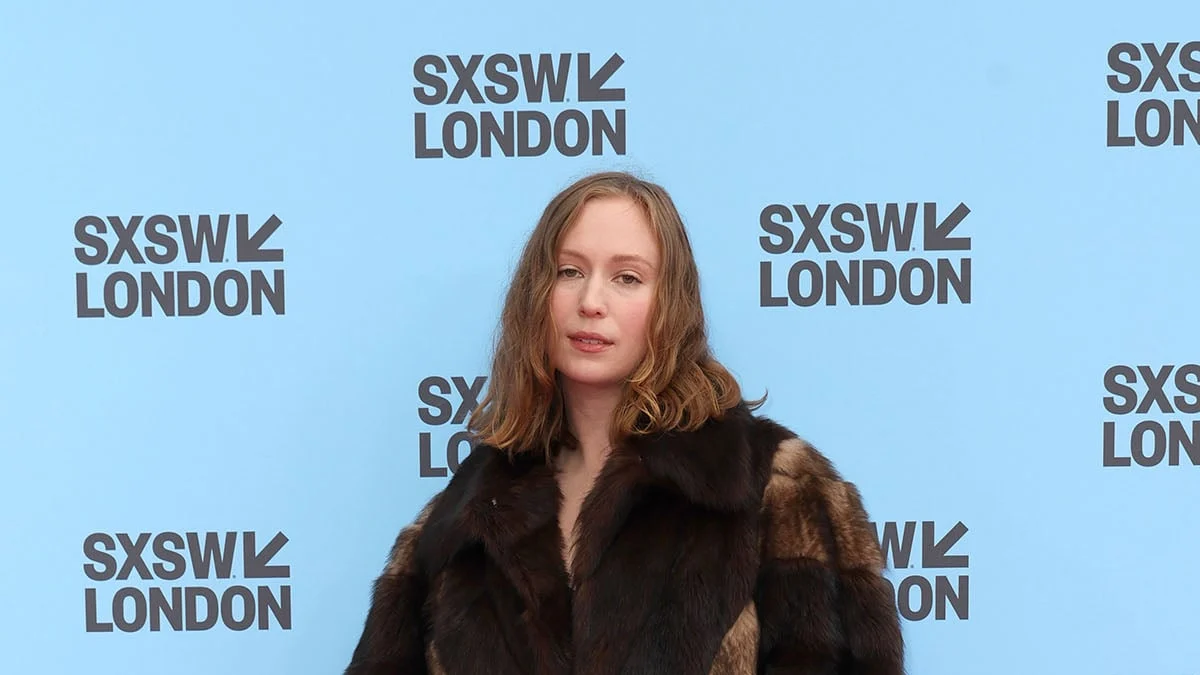 Hannah Einbinder poarta palton de iarna la premiera din Londra. Gillian Anderson alege rochia de vara