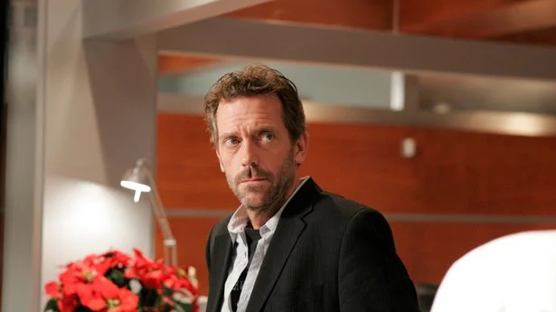 Hugh Laurie a umilit o fana a serialului House pe internet. Mesajul ironic al actorului