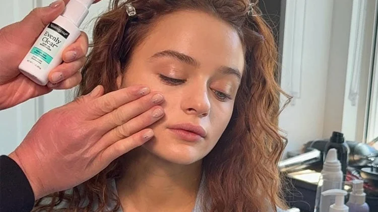 Joey King la Met Gala 2026. Secretul tenului ei este o rutina cu Neutrogena