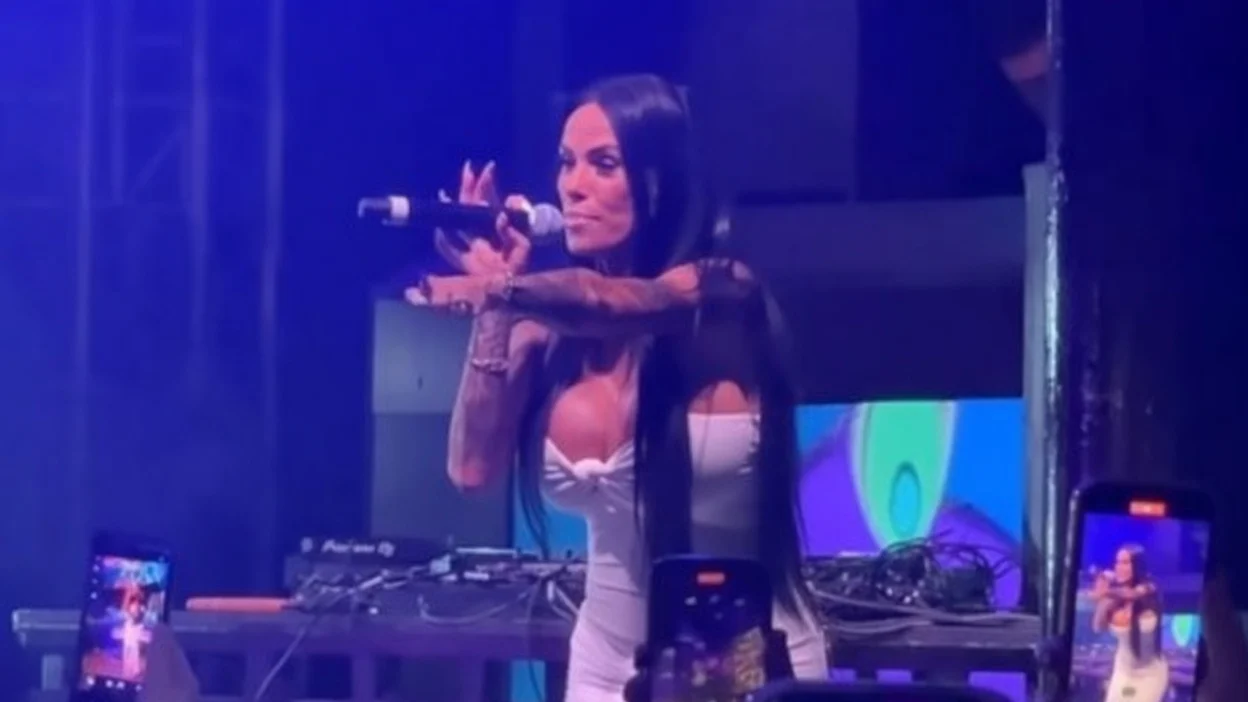 Katie Price canta la Canterbury Pride dupa vizita în Dubai. Vedeta a slabit drastic din cauza stresului