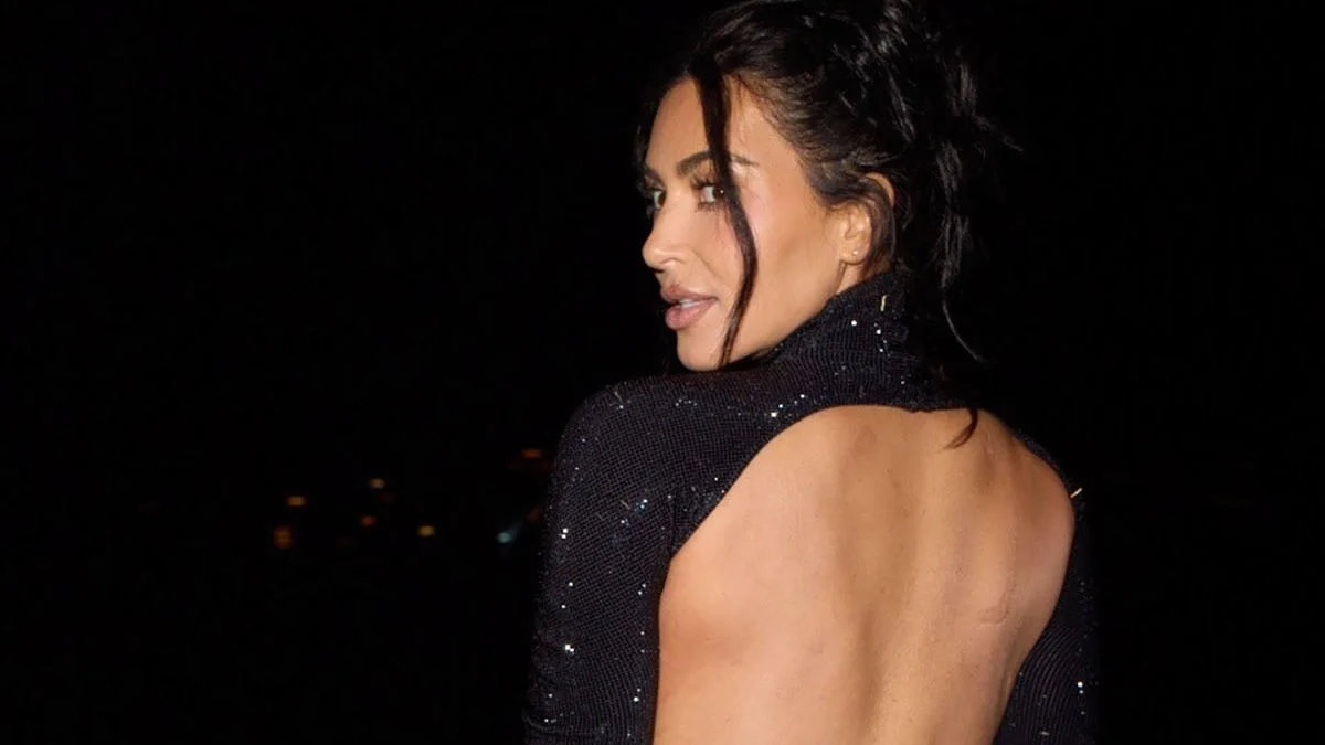 Kim Kardashian poarta rochia Gucci cu lenjeria la vedere în Monaco. Detaliul din 1997