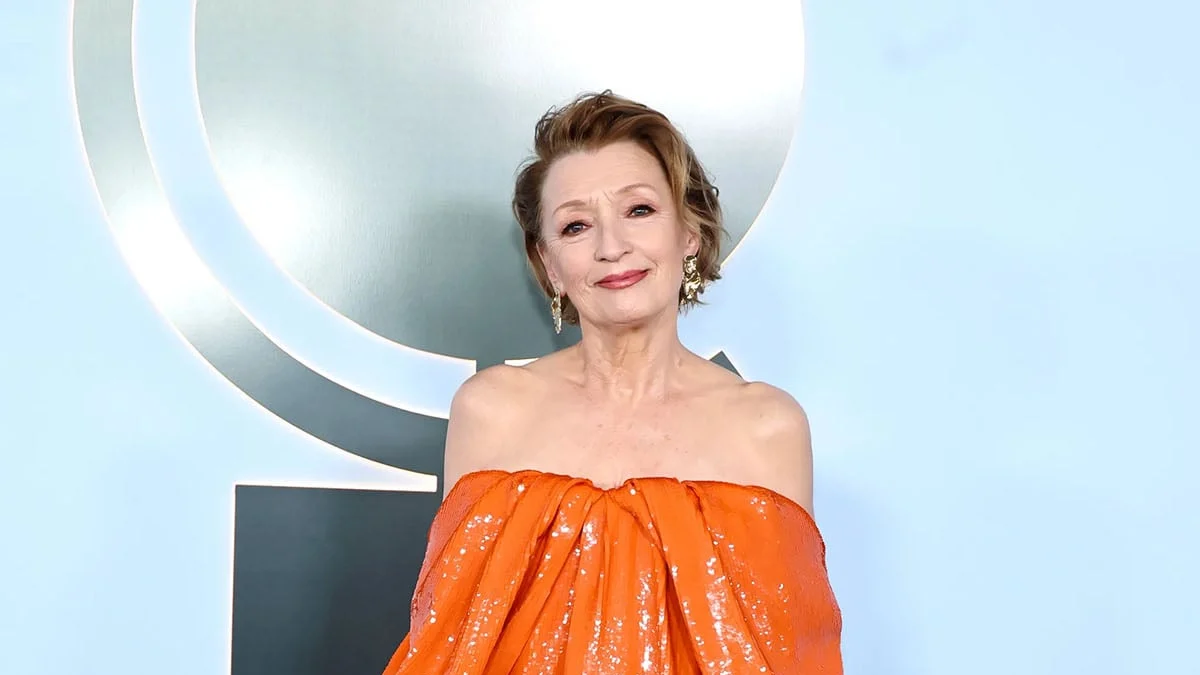 Lesley Manville castiga premiul Tony în rochie Loewe. Detaliul ascuns sub paietele grele