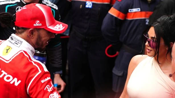 Lewis Hamilton o uda pe Kim Kardashian cu sampanie la Monaco. Vedeta ignora presa pe grila