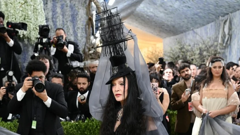 Madonna a interzis telefoanele la premiera filmului din Manhattan. Artista a cedat nervos în față fanilor