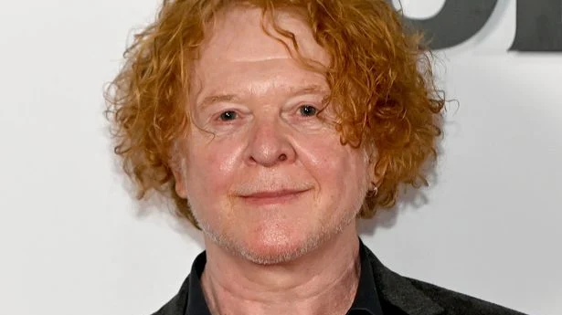 Mick Hucknall a implinit 66 de ani dupa ce s-a iubit cu 1000 de femei. Viata ascunsa a solistului