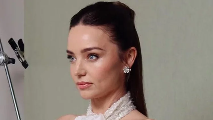 Secretul parului lui Miranda Kerr la Met Gala. Produsul care rezista 10 spalari