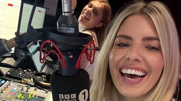 Mollie King a lesinat în baie la 4 dimineata și a ajuns la urgenta. Motivul absentei de la Radio 1