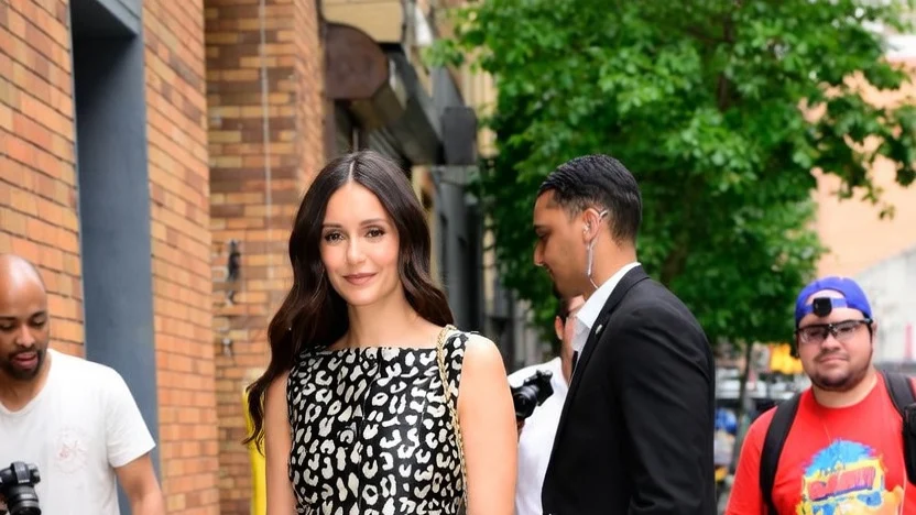 Nina Dobrev poarta Carolina Herrera la The Daily Show. Actrita a devenit producator de film
