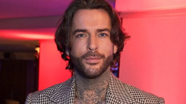 Pete Wicks compara Palatul Buckingham cu un fast food. Sam Thompson o minte pe Regina Camilla