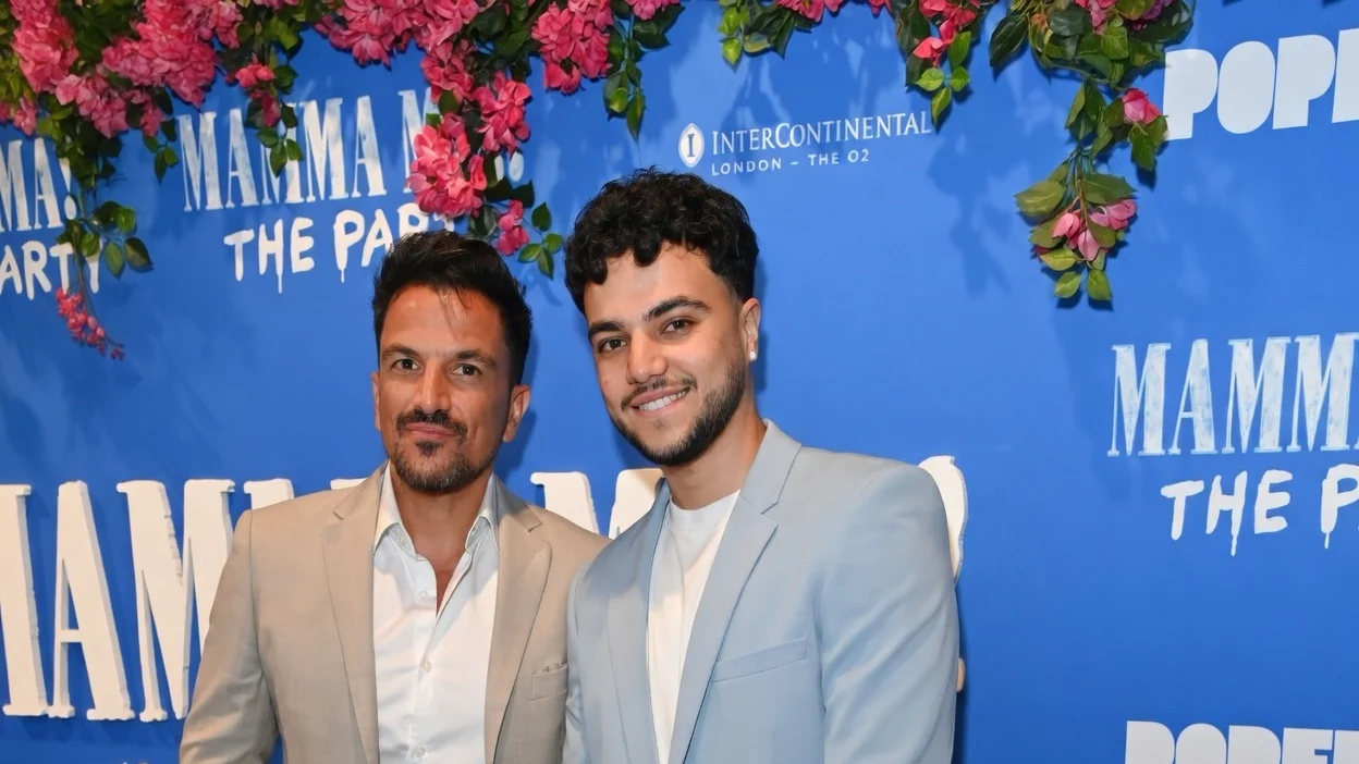 Peter Andre isi lasa sotia singura la o nunta pentru ziua fiului. Junior implineste 21 de ani
