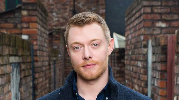 Rob Mallard s-a despartit de iubit dupa patru ani. Boala neurologica pe care o ascunde la filmari