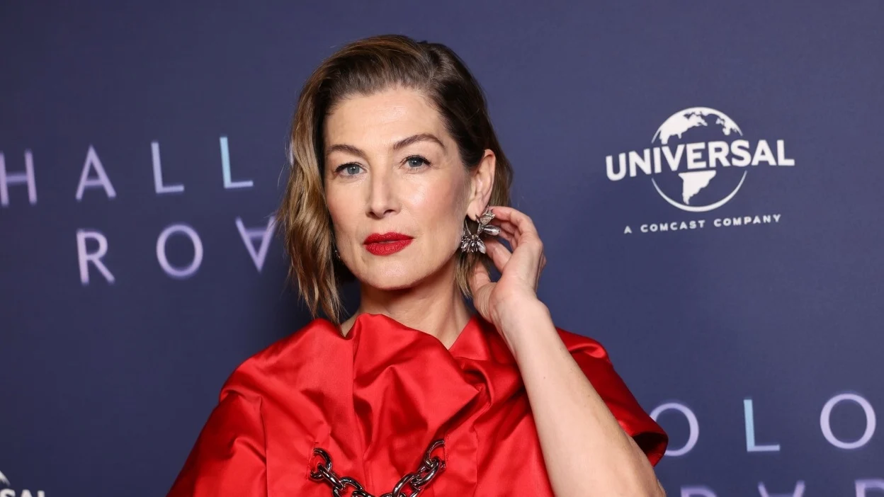 Rosamund Pike a certat public un spectator la teatrul din Londra. Actrita a oprit aplauzele