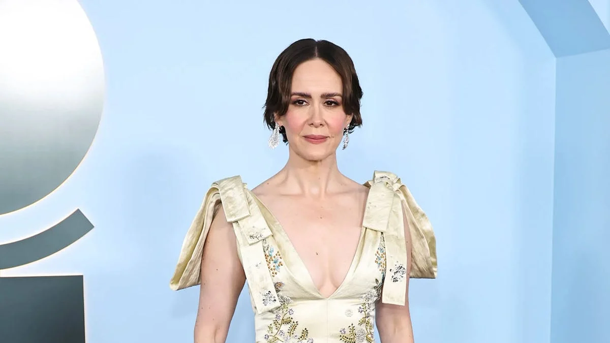 Sarah Paulson poarta rochia Erdem toamna 2026 la premiile Tony. Actrita a revenit pe <a href=