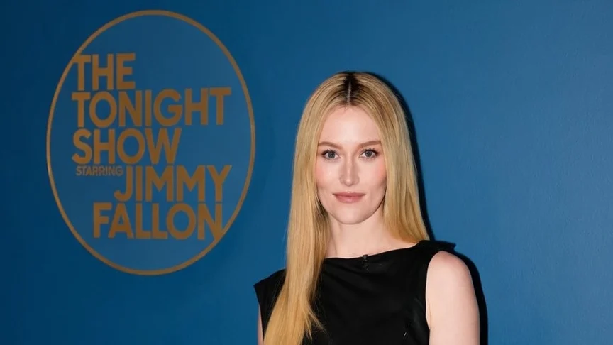 Sarah Pidgeon poarta rochie Yohji Yamamoto la emisiunea lui Jimmy Fallon. Detaliile tinutei