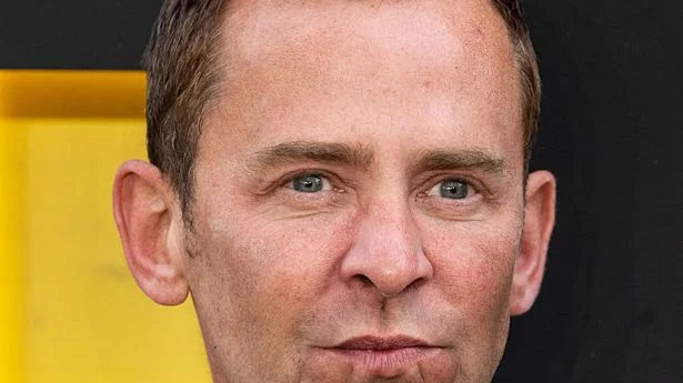 Scott Mills da în judecata BBC dupa concediere. DJ-ul a pierdut contracte de 600.000 de lire