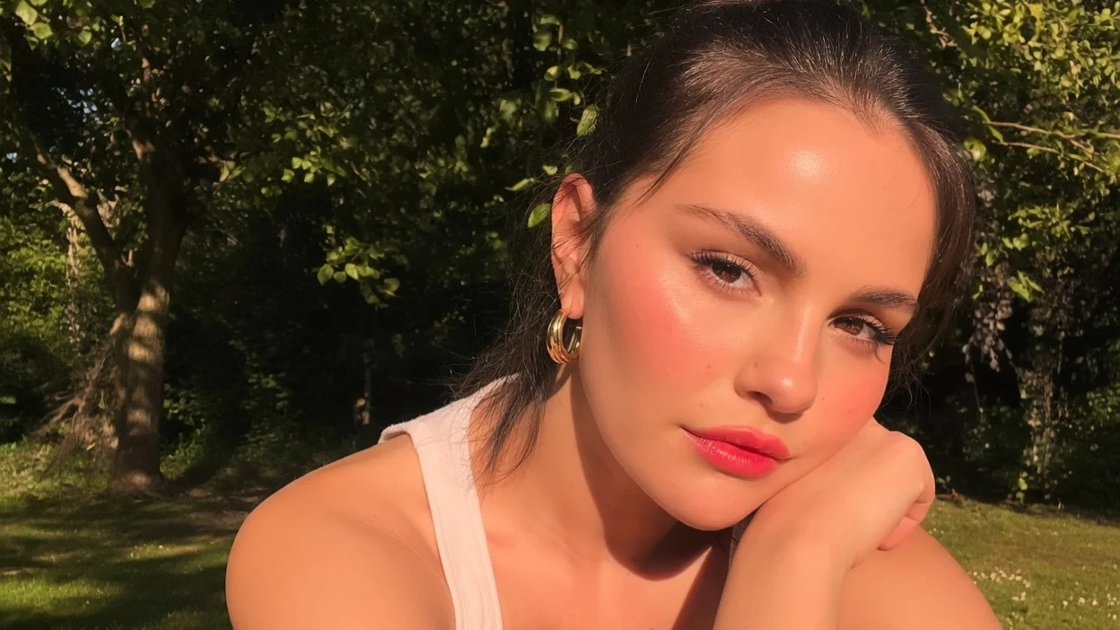 Selena Gomez alege ochelari la reducere de 49 de lire. Modelul purtat în vacanta din Londra