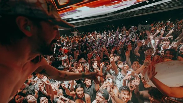 Steve Aoki a aruncat Jaffa Cakes gigantice în fanii din Londra. Gestul a starnit o dezbatere uriașă