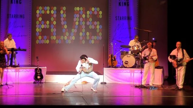 Isterie la showul The Elvis Years. Femeile se lupta pentru un sarut de la Mario Kombou