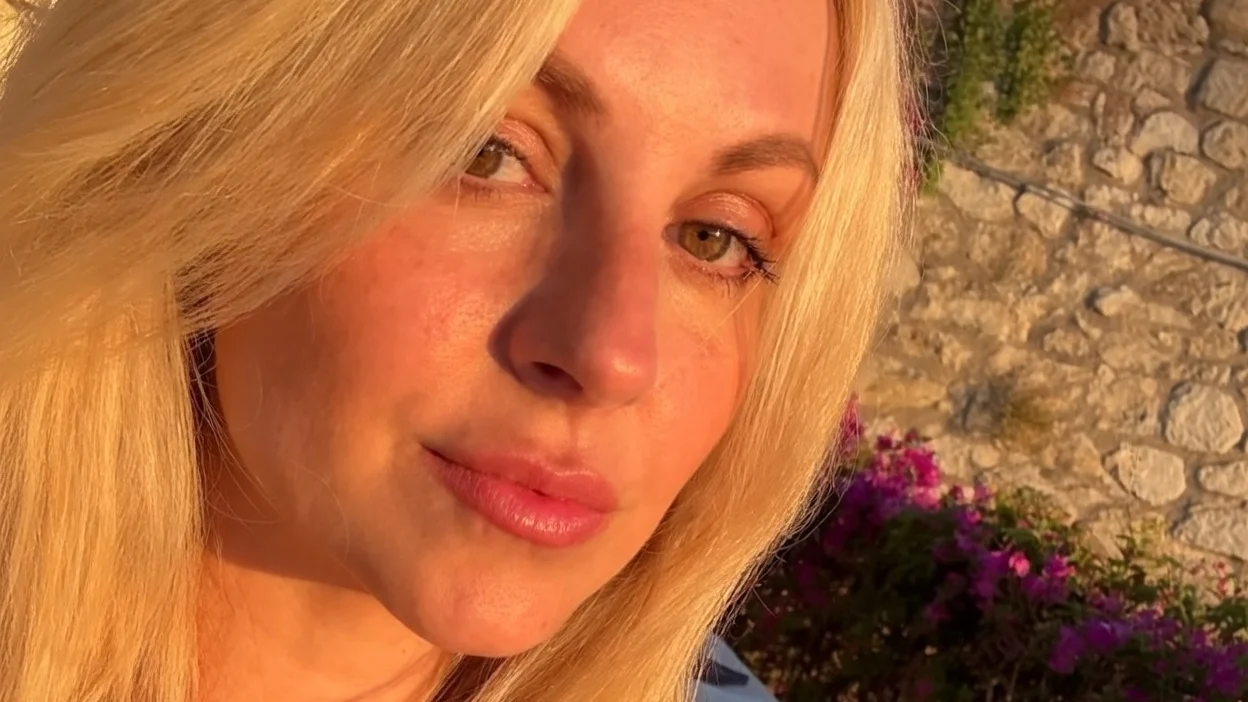 Tina OBrien se pozeaza în bikini în Italia dupa despartirea de milionar. Relatia a durat patru luni