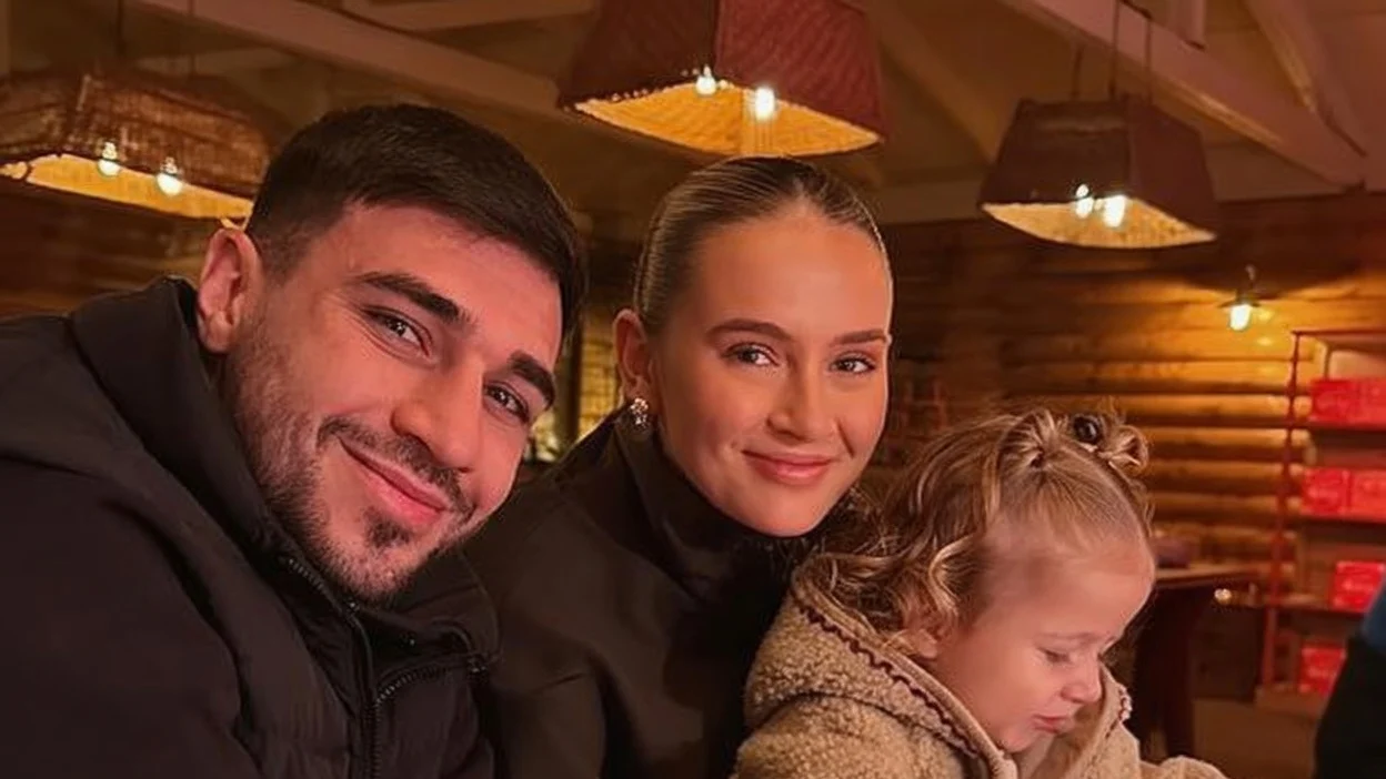 Tommy Fury pleaca de langa Molly Mae la o zi dupa nastere. Motivul din spatele zborului privat