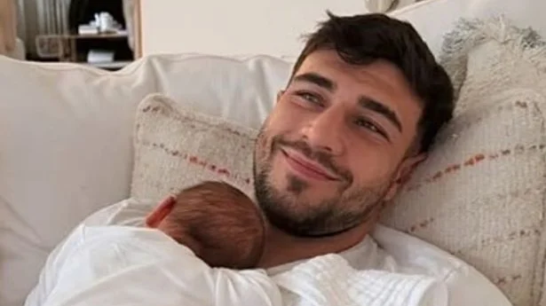 Tommy Fury dezvaluie numele baietelului pe ringul de box. Molly Mae urmareste meciul de acasa