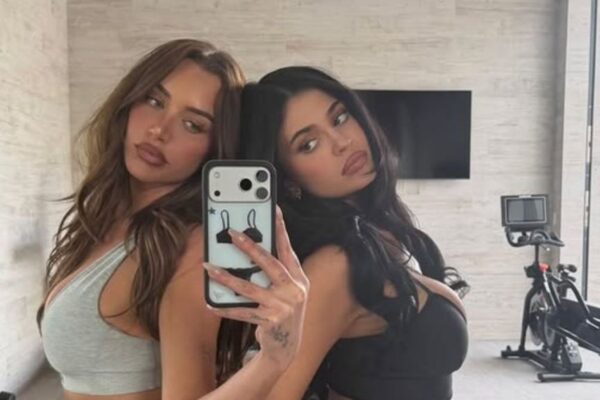 Cea mai bună prietenă a lui Kylie Jenner a apărut în bikini negru. De ce s-au blocat fanele la ultimul cadru