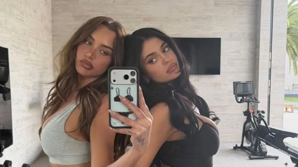 Cea mai bună prietenă a lui Kylie Jenner a apărut în bikini negru. De ce s-au blocat fanele la ultimul cadru