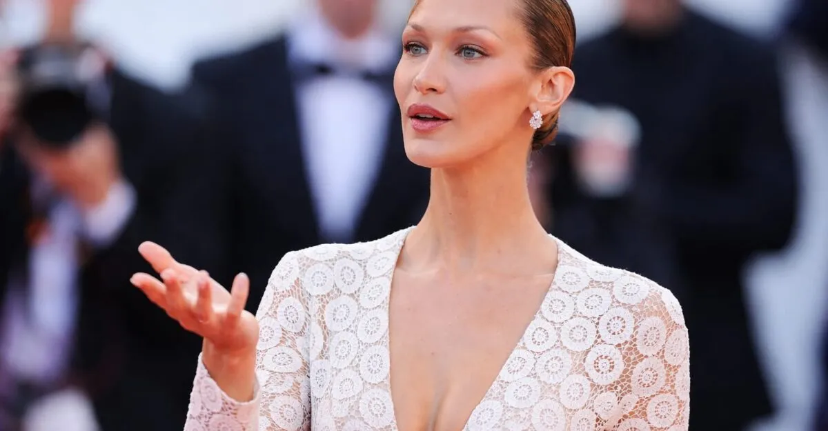 Bella Hadid rupe tăcerea despre boala Lyme. Ce e în joc când până și mersul la bucătărie devine o luptă