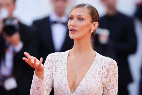 Bella Hadid rupe tăcerea despre boala Lyme. Ce e în joc când până și mersul la bucătărie devine o luptă